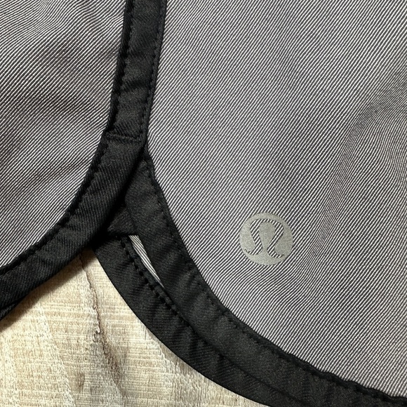 Lululemon Varsity Track Shorts Women’s 4 Linerless Grey Black Tie Waist Pockets - Picture 6 of 9